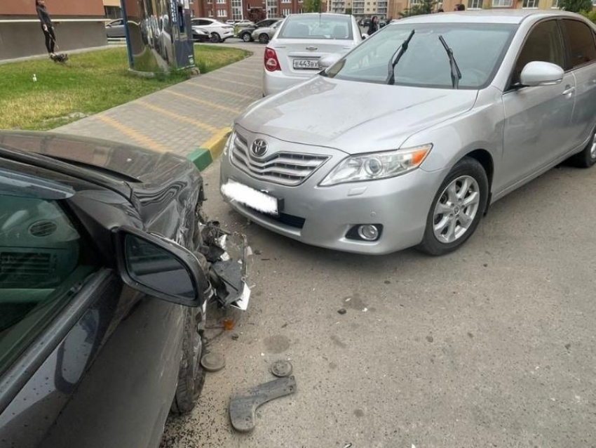 Лихач на Toyota Camry протаранил пять припаркованных машин в Воронеже 