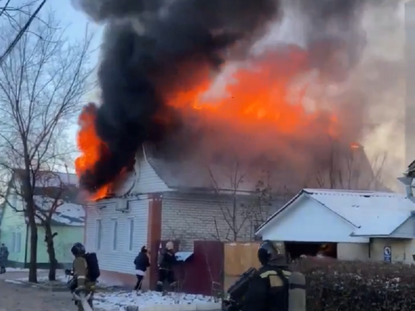 «Дом горит по всей площади»: в одном из районов Воронежа бушует пожар 