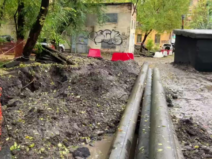 Ремонтные «раскопки» привели к мусорному хаосу в воронежском дворе