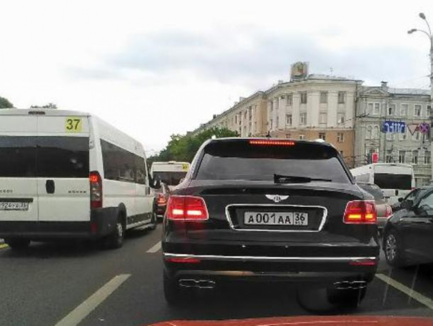 Bentley первого чиновника за 20 млн сфотографировали в Воронеже