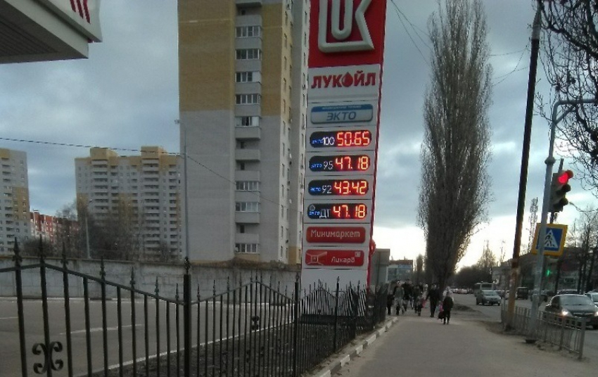 Об утреннем увеличении цен на бензин сообщили воронежцы 