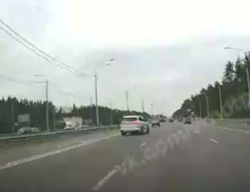 Умопомрачительный тест-драйв BMW в потоке сняли в Воронеже 