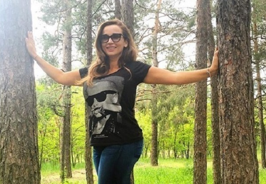 Анфиса Чехова выгуляла новые джоги-доги в воронежском лесу