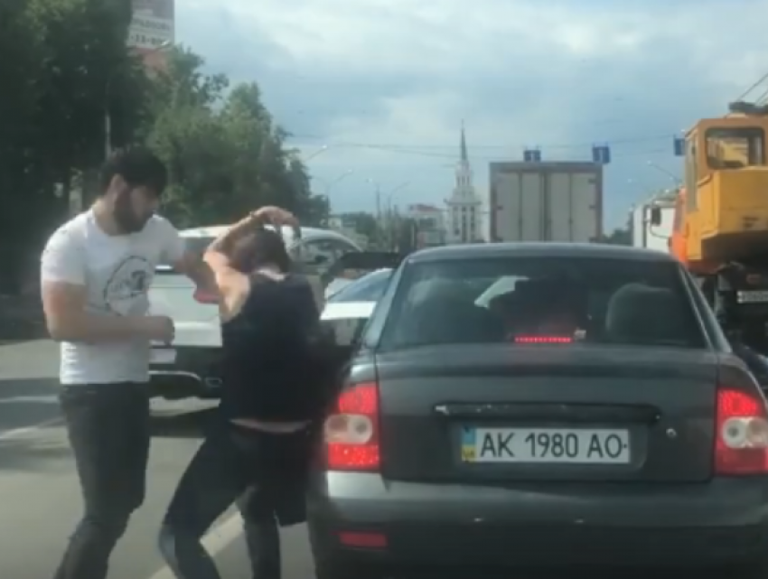 Москвичи, жестоко избивающие украинцев дубинкой в центре Воронежа, попали на видео