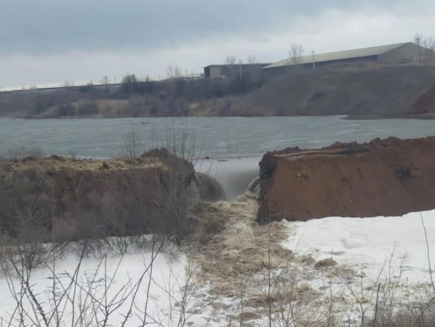 Глава СК РФ поручил проверить информацию после мощного прорыва дамбы, затопившего воронежское село
