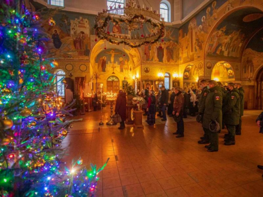 Почти 3 тысячи воронежских военных приняли участие в рождественской литургии
