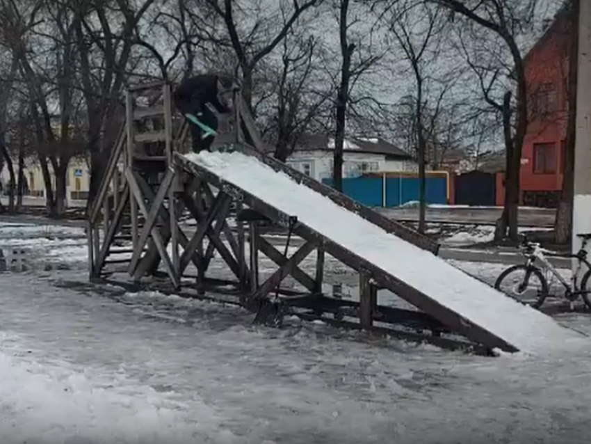 Увлекательное создание ледяной горки показали на видео в Воронежской области 