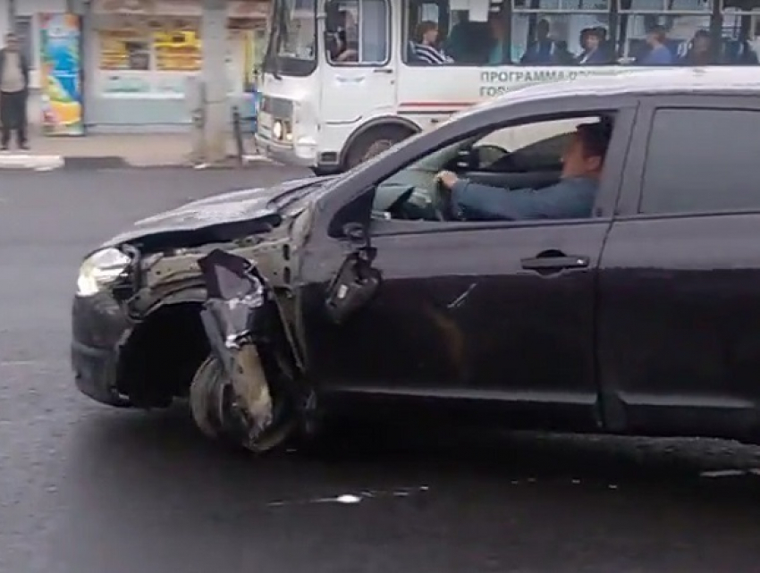 На видео попало, как водитель Nissan уезжает с места ДТП без колеса в Воронеже 