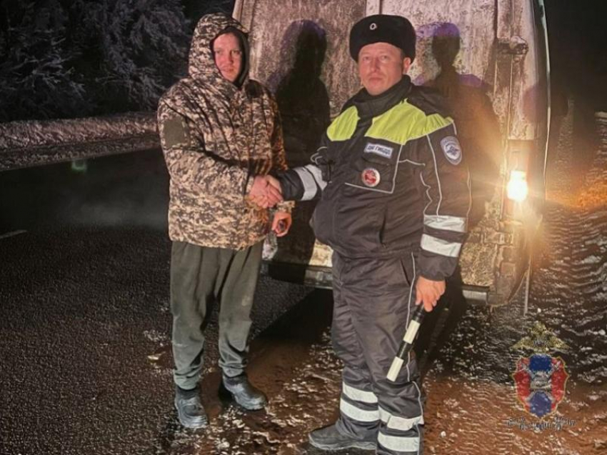 Как два Дмитрия Попова спасли растерянного мужчину, оставшегося без топлива на воронежской трассе