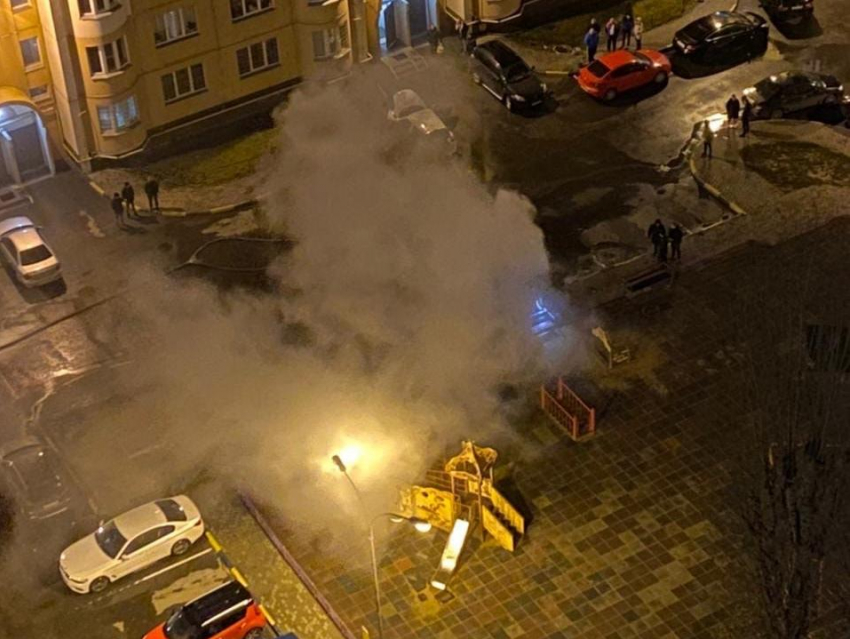 BMW сгорела, еще две иномарки повреждены: стали известны результаты ночного пожара в Воронеже