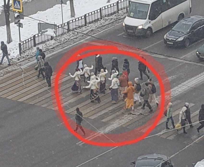 Странные люди устроили танцы на дороге в Воронеже