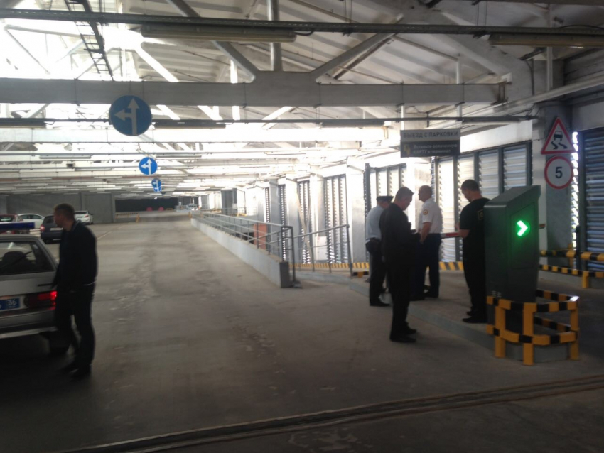 Воронежца с 5-летним ребенком насильно удерживали на парковке ТЦ