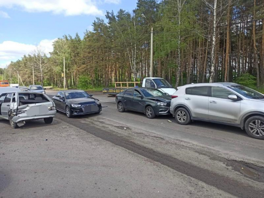 В массовой аварии на Димитрова пострадала несовершеннолетняя жительница Воронежа 