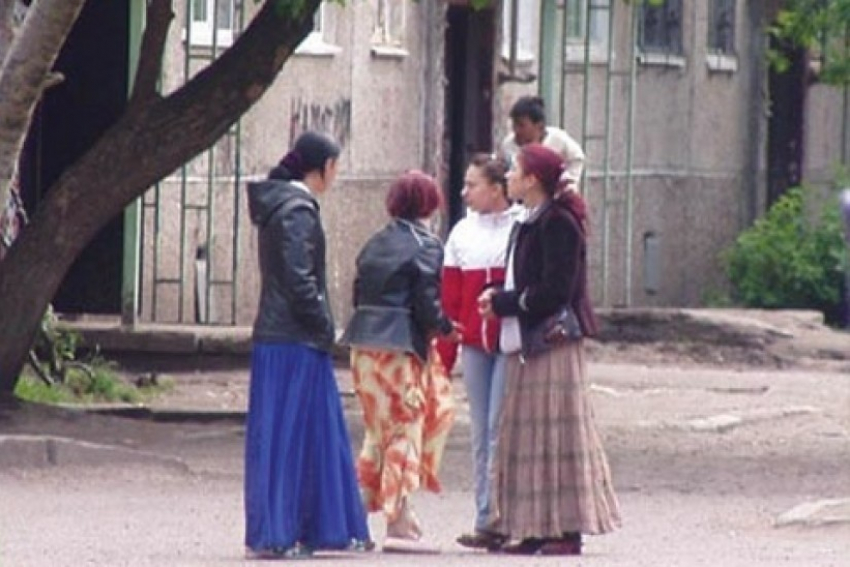 В Воронеже цыганка вместе ребенком заходила в квартиры горожан и похищала золотые украшения