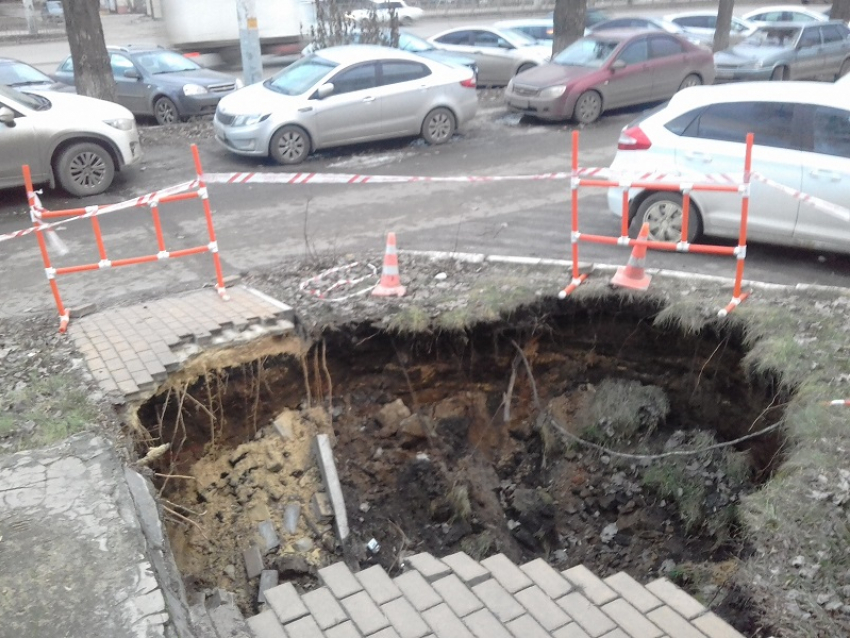 Огромная аварийная яма внушает воронежцам страх