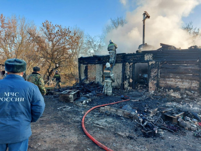 Дело о халатности возбудили после пожара, в котором погибла многодетная семья в Воронежской области