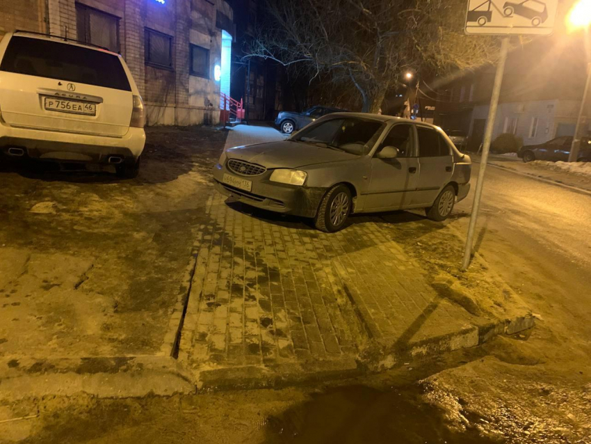 «Перелетать не умею»: мама с коляской не смогла пройти по тротуару в Воронеже