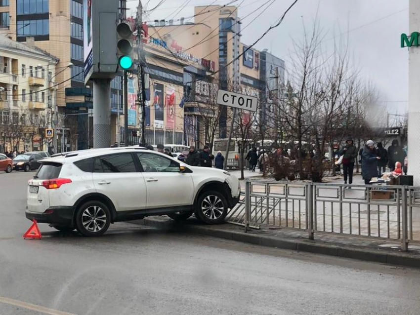 Иномарка проломила забор на тротуаре в центре Воронежа