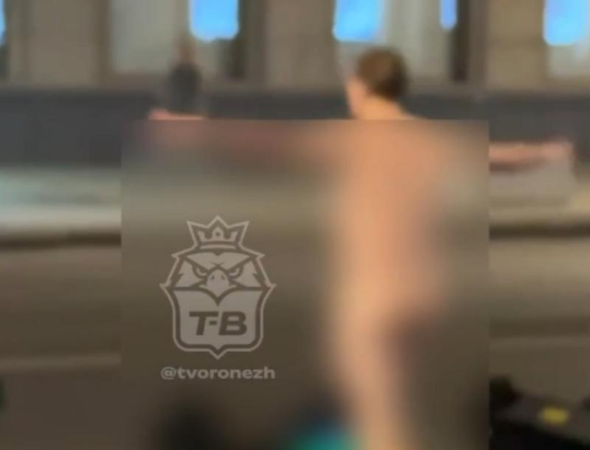 Голое дефиле на проезжей части устроил воронежец и попал на видео