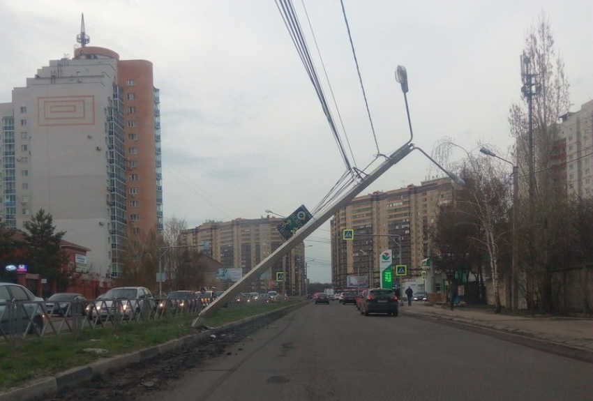 В Воронеже столб повис на проводах после столкновения с «Ладой"