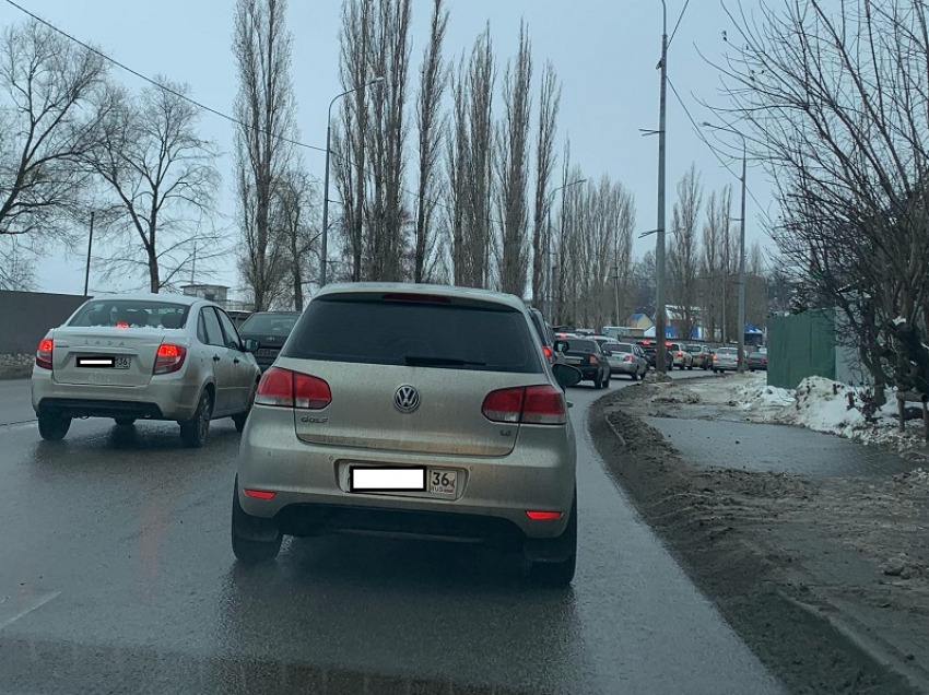 Утренние пробки парализовали дождливый Воронеж  