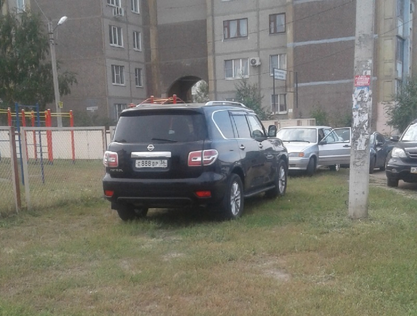 Дерзкую парковку у школы показал внедорожник в Воронеже