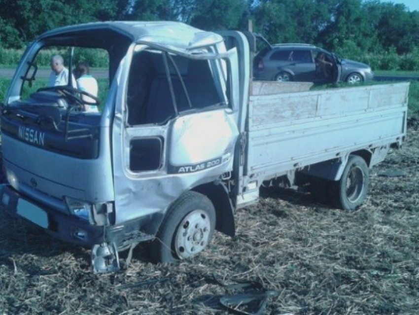 В Воронежской области грузовик опрокинулся в кювет: погибли двое