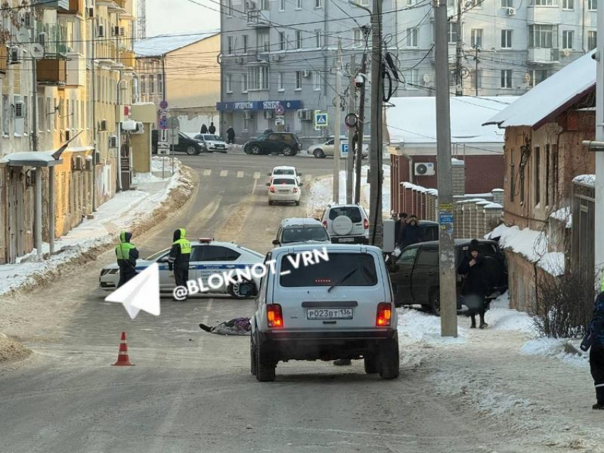 «Лежит с накрытой головой»: опубликовано видео с места смертельного ДТП в центре Воронежа 