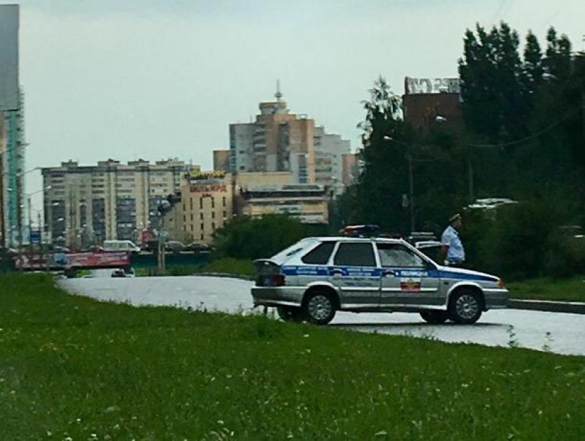 Потоп стал причиной ограниченного движения под мостом в Воронеже