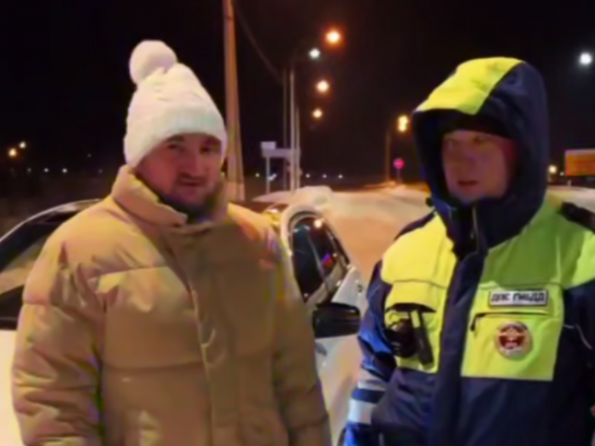 Не подведи: как воронежские полицейские поменяли колесо застрявшему на трассе волгоградцу