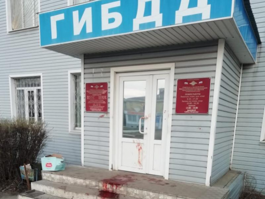 Опубликовано фото окровавленного крыльца ГИБДД под Воронежем
