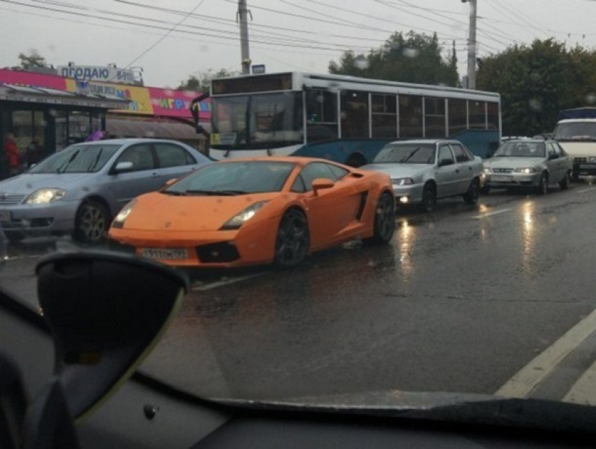 В пробке в Воронеже сфотографировали спорткар Lamborghini Gallardo