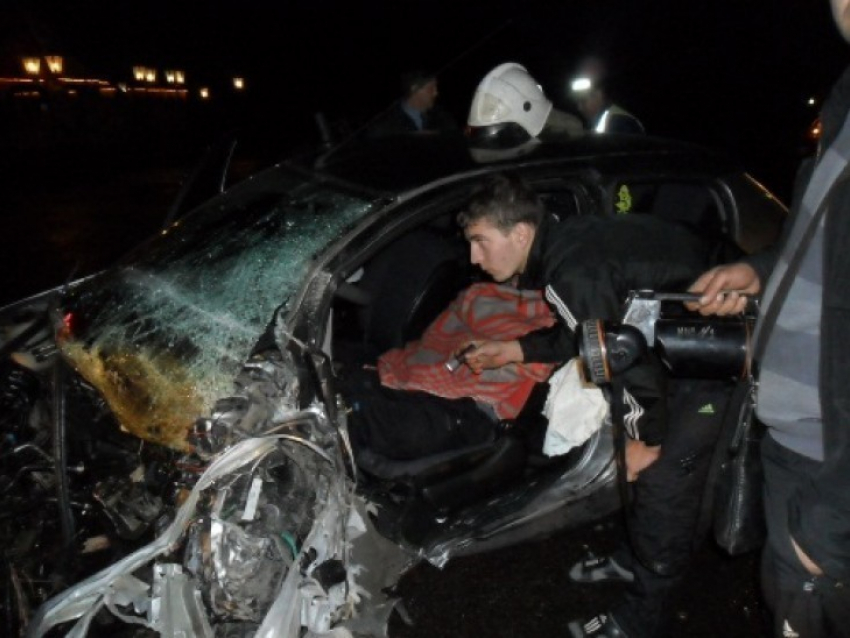 В столкновении Пежо с КамАЗом водитель легкового автомобиля остался жив
