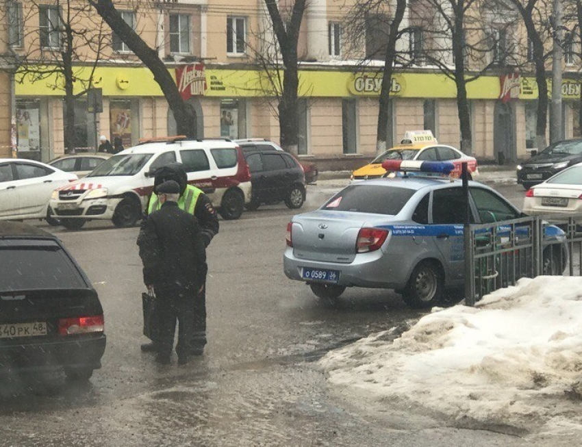Воронежцев восхитил полицейский, разобравшийся с пешеходом 