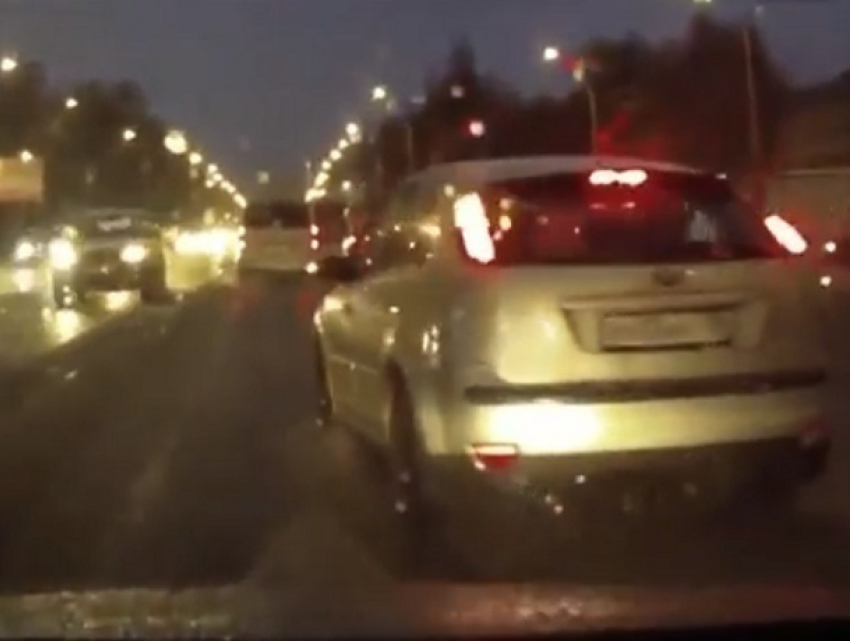 Нарушитель устроил разборки на дороге в Воронеже и попал на видео