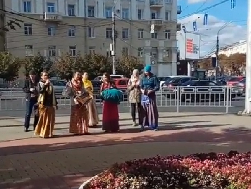 Пестрые кришнаиты оккупировали центр Воронежа