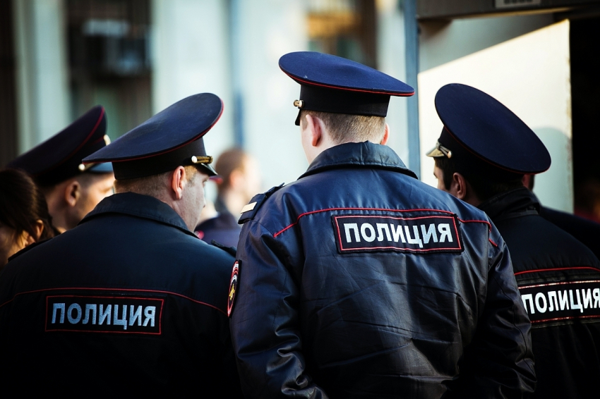 В Воронеже из окна 10 этажа полицейские достали пьяного мужчину