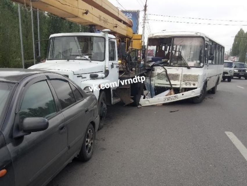 Последствия столкновения автобуса и автокрана попали на фото в Воронеже 