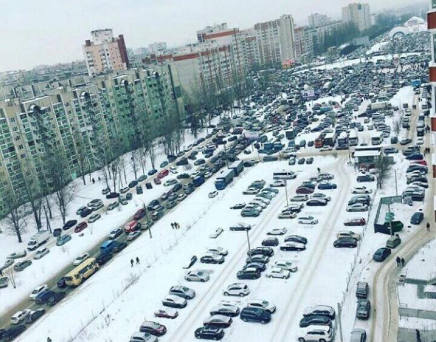 Сильнейший дорожный коллапс в Северном районе Воронежа образовали участники лотереи