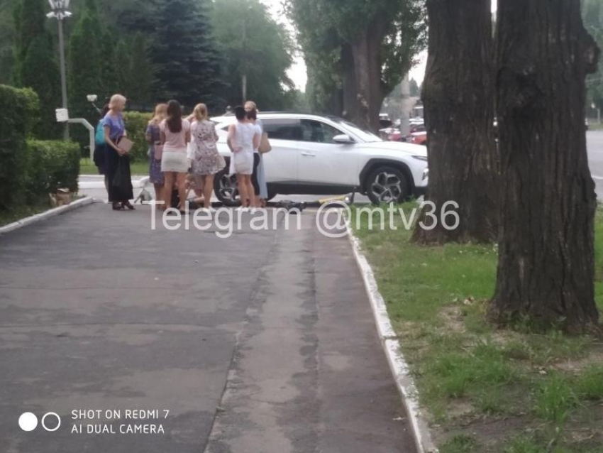 Женщина сбила подростка-самокатчика на пешеходной дорожке в Воронеже 