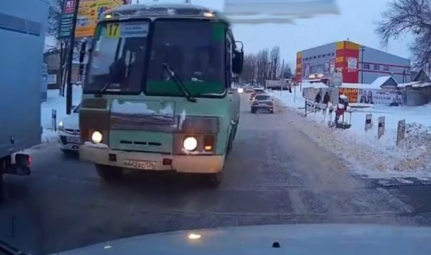 В Воронеже оштрафовали маршрутчика, который выехал на «встречку» на ж/д-переезде