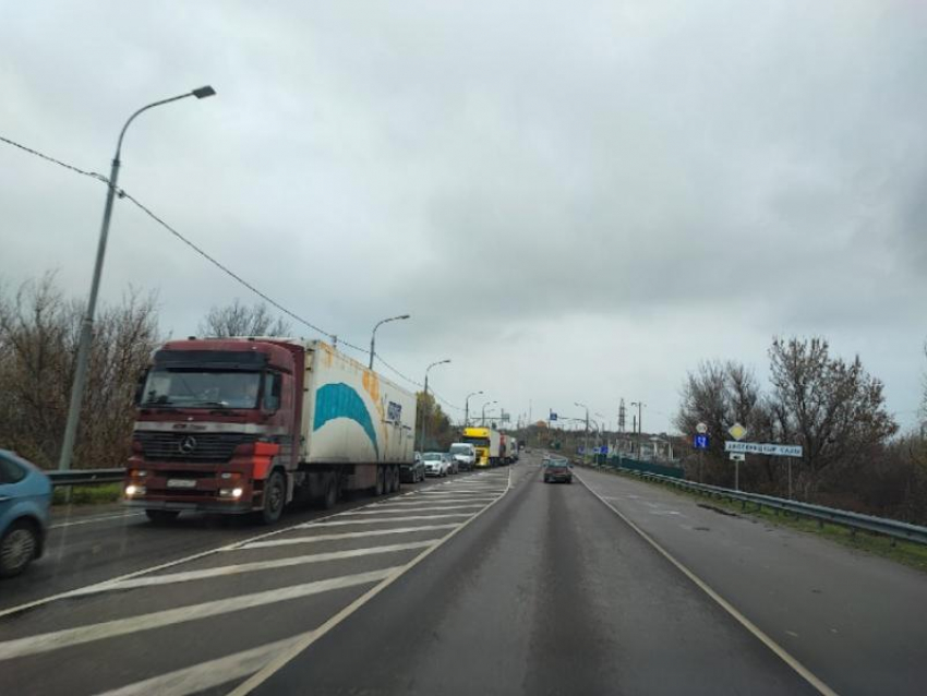 Огромная пробка образовалась из-за ремонта моста в Воронежской области