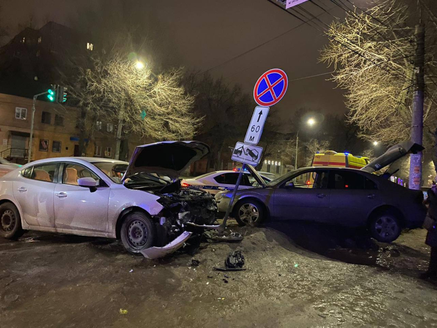 «Мазда» на перекрестке: трое пострадали в результате аварии в Воронеже