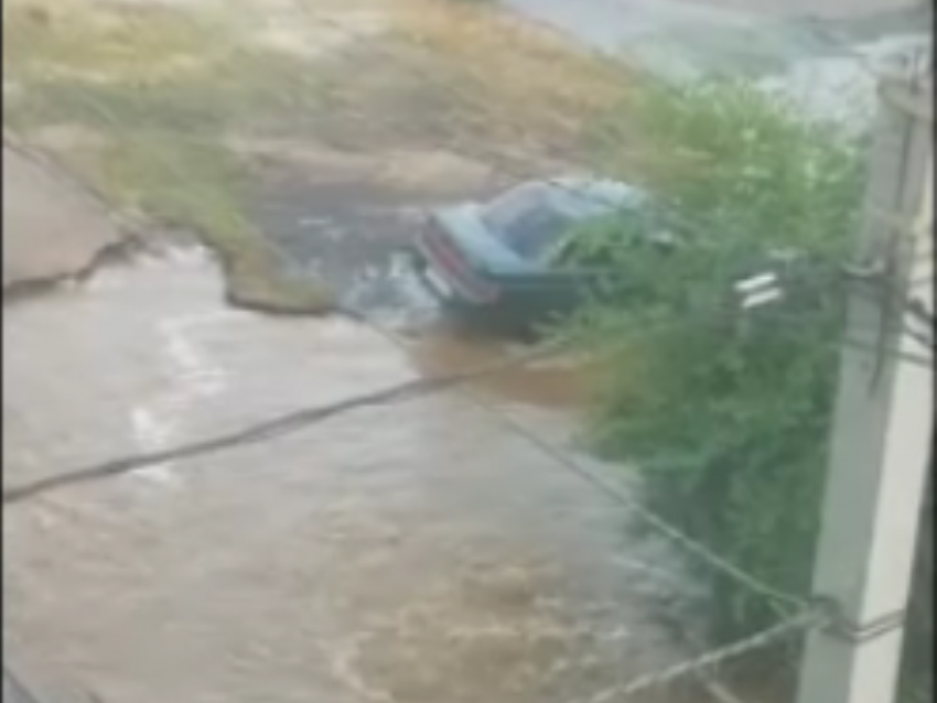 Грандиозный потоп из-за  коммунальной аварии сняли на улице Воронежа