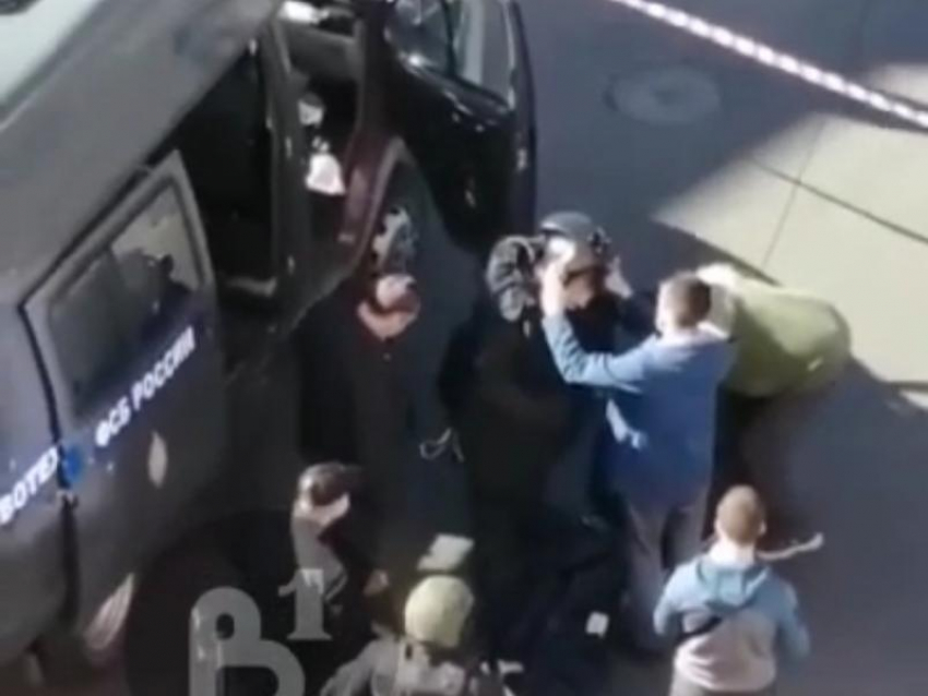 Взрывотехников ФСБ сняли на видео у отдела полиции в Лисках 