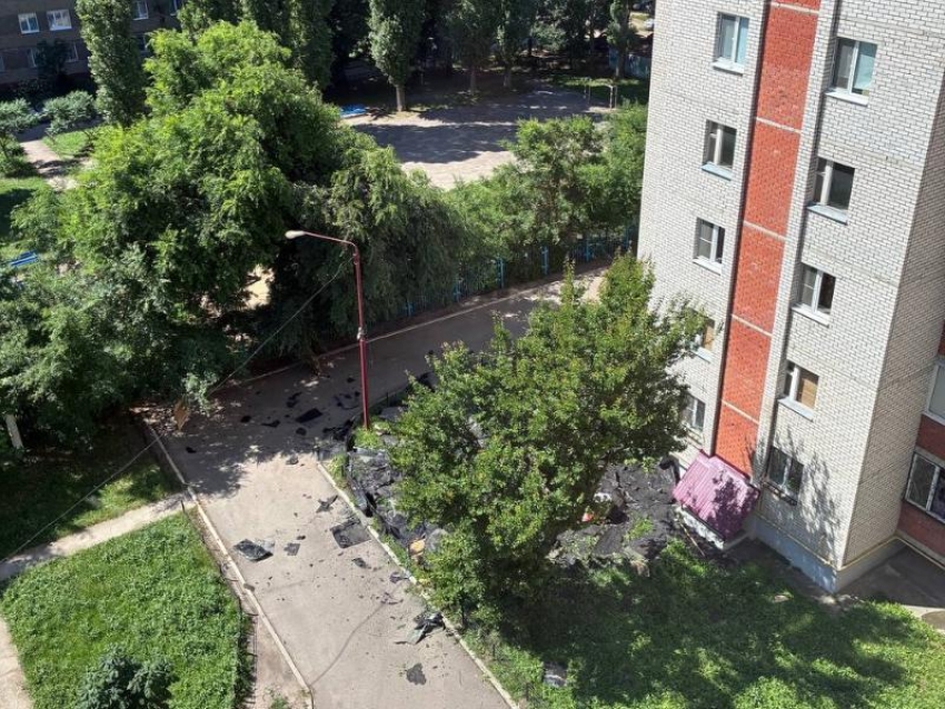 «Все окна в пыли, стоит грохот»: карательный ремонт кровли показали на видео в Воронеже