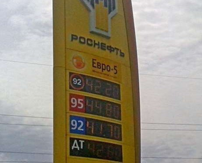 Автомобилисты сообщили о ежедневном увеличении цен на бензин в Воронеже