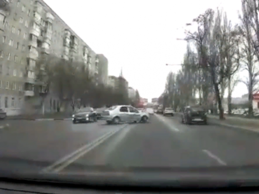 Воронежца на машине такси покарали за дерзкое нарушение у гипермаркета
