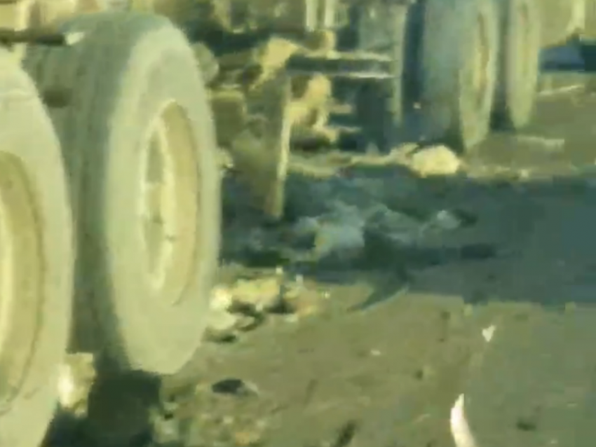 Остатки легковушки после столкновения с бетономешалкой на воронежском участке М-4 «Дон» сняли на видео