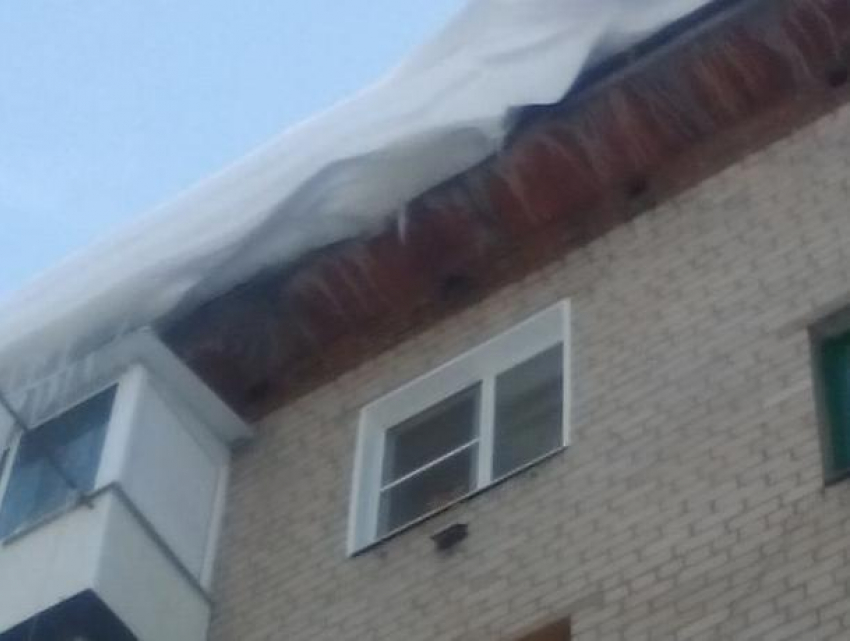 Сползающий с крыши снег напугал жителей воронежского Машмета
